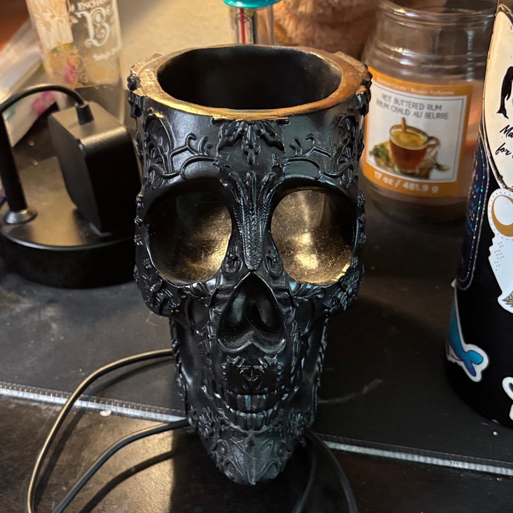 Black Skull Holder